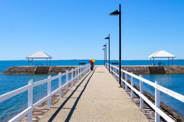 Wynnum İskelesi ve Manly 'deki sahil boyunca yürüyoruz. Güneşli, açık ve mavi bir gökyüzü. 