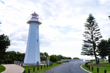 Woody Point, Deniz feneri ve körfez boyunca park, Cleveland banliyösü, Brisbane, Queensland, Avustralya 