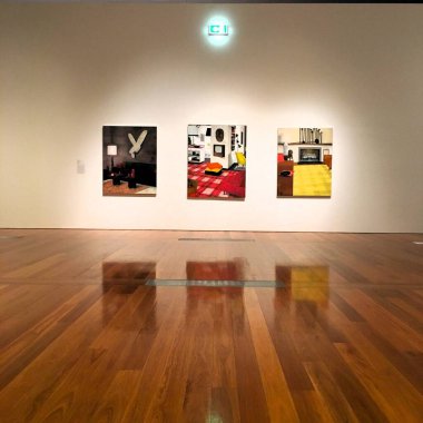 Brisbane, Qeensland, Avustralya 'daki GOMA Modern Sanatlar Galerisi' nde sanat eseri, fotoğraf, resim, gösteri, sergi, yerli sanatları. 