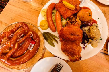 Hahndorf, Güney Avustralya 'daki meşhur Alman sosisi ve domuz budu.