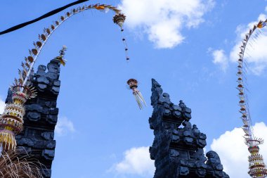 Tanah Lot Tapınağı 'nın kapı ve kapısının Balili mimarisi 