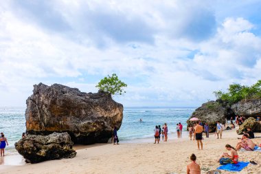 Uluwatu, Bali 'de sahil, sahil ve uçurum 