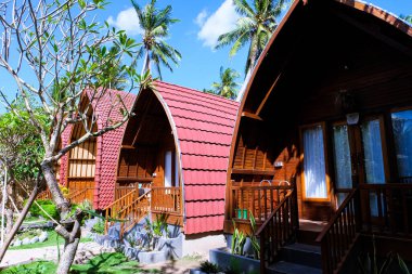 Üçgen şekilli ev ve konaklama yeri Nusa Penida Adası, Bali tropikal adası, Hindistan cevizi ağacı odunundan yapılır. 