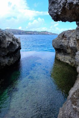 Angel 's Billabong, Nusa Penida Adası, Bali, Endonezya' daki şeytan havuzu.