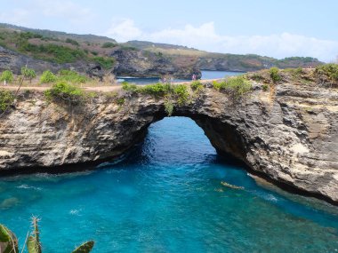 Kırık plaj, Nusa Penida Adası, Bali, Endonezya 'daki doğal kaya ve doğa formu. 