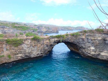 Kırık plaj, Nusa Penida Adası, Bali, Endonezya 'daki doğal kaya ve doğa formu. 