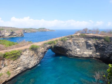 Kırık plaj, Nusa Penida Adası, Bali, Endonezya 'daki doğal kaya ve doğa formu. 