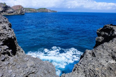 Manta vatozları, Endonezya, Bali 'deki Nusa Penida Adası' ndaki Kırık Köprü 'de balık ve iğne balığı avlıyor.