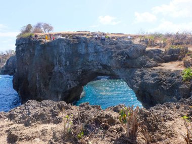 Kırık plaj, Nusa Penida Adası, Bali, Endonezya 'daki doğal kaya ve doğa formu. 