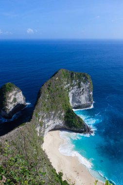 Endonezya, Bali 'deki Nusa Penida adasında dinozor t-rex ve plajı olarak bilinen ünlü Kelingking uçurumu.