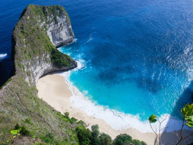 Endonezya, Bali 'deki Nusa Penida adasında dinozor t-rex ve plajı olarak bilinen ünlü Kelingking uçurumu.