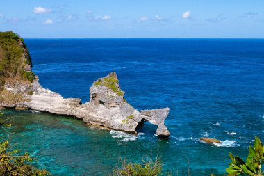  Endonezya, Bali 'deki Nusa Penida adasındaki Atuh plajı ve salyangoz kayası manzarası.