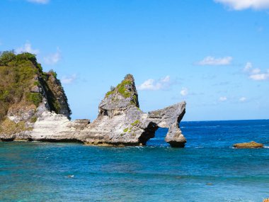  Endonezya, Bali 'deki Nusa Penida adasındaki Atuh plajı ve salyangoz kayası manzarası.