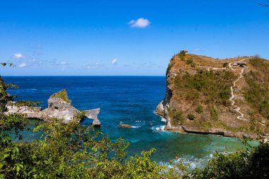  Endonezya, Bali 'deki Nusa Penida adasındaki Atuh plajı ve salyangoz kayası manzarası.