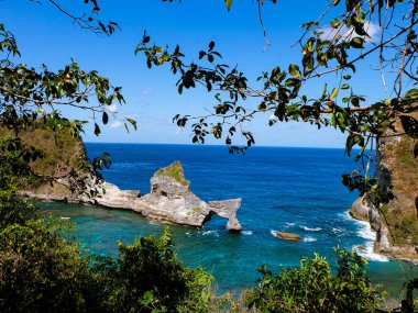  Endonezya, Bali 'deki Nusa Penida adasındaki Atuh plajı ve salyangoz kayası manzarası.