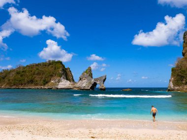  Endonezya, Bali 'deki Nusa Penida adasındaki Atuh plajı ve salyangoz kayası manzarası.