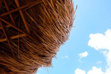  Endonezya, Bali 'deki Nusa Penida adasındaki Atuh plajı ve salyangoz kayası manzarası.