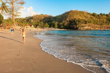 Ufukta gün batımı, Crystal Bay Sahili Nusa Penida Adası, Bali, Endonezya 