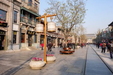 Çin halkı ve turistler Qianmen Caddesi ve Zhengyangmen Kapısı boyunca güzel mavi bir kış günü, Pekin, Çin 