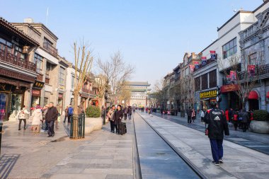 Çin halkı ve turistler Qianmen Caddesi ve Zhengyangmen Kapısı boyunca güzel mavi bir kış günü, Pekin, Çin 