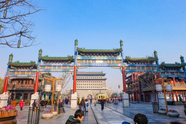 Çin halkı ve turistler Qianmen Caddesi ve Zhengyangmen Kapısı boyunca güzel mavi bir kış günü, Pekin, Çin 