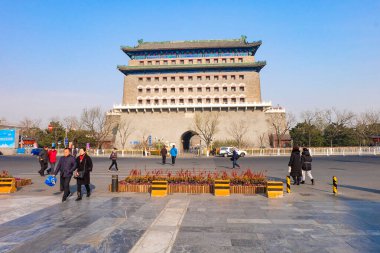 Çin halkı ve turistler Qianmen Caddesi ve Zhengyangmen Kapısı boyunca güzel mavi bir kış günü, Pekin, Çin 