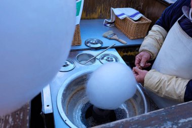 Gubei, Su Kasabası 'ndaki pamuk helva tezgahı. 