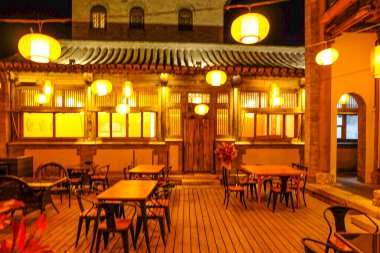 Geceleri yıldırım süslemesi ve aydınlatmasıyla Çin 'in eski Gubei Su Kasabası 