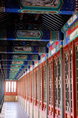 Yaz Sarayı ve Kunming Gölü ve köprüsü mavi gökyüzü güneşli bir günde, Pekin, Çin 