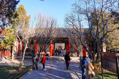 Yaz Sarayı ve Kunming Gölü ve köprüsü mavi gökyüzü güneşli bir günde, Pekin, Çin