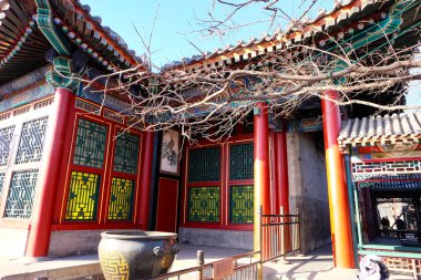 Yaz Sarayı ve Kunming Gölü ve köprüsü mavi gökyüzü güneşli bir günde, Pekin, Çin