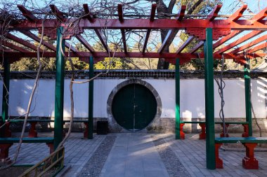 Yaz Sarayı ve Kunming Gölü ve köprüsü mavi gökyüzü güneşli bir günde, Pekin, Çin