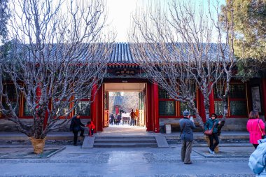 Yaz Sarayı ve Kunming Gölü ve köprüsü mavi gökyüzü güneşli bir günde, Pekin, Çin