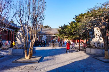 Yaz Sarayı ve Kunming Gölü ve köprüsü mavi gökyüzü güneşli bir günde, Pekin, Çin