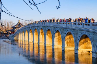 Yaz Sarayı ve Kunming Gölü ve köprüsü mavi gökyüzü güneşli bir günde, Pekin, Çin