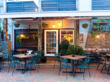 Queenstown rıhtım parkı, restoranlar ve şehir ticaret merkezi 