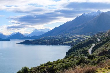 Wakatipu Gölü, NZ Güney adası, Queenstown, Yeni Zelanda boyunca Glenorchy 'ye doğru manzaralı bir yolculuk.