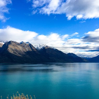 Wakatipu Gölü, NZ Güney adası, Queenstown, Yeni Zelanda boyunca Glenorchy 'ye doğru manzaralı bir yolculuk.
