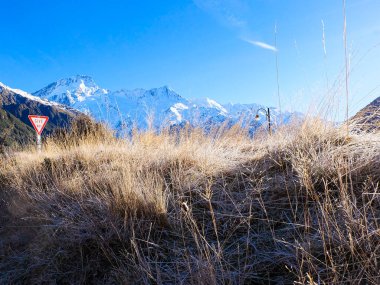 Güneşli, güneşli bir kış gününde Canterbury, Yeni Zelanda 'nın güneyindeki Mount Cook Ulusal Parkı' nda yürüyüş.