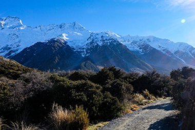 Güneşli, mavi bir kış gününde Yeni Zelanda 'nın güney adasındaki Mount Cook Ulusal Parkı' nda yürüyüş. 