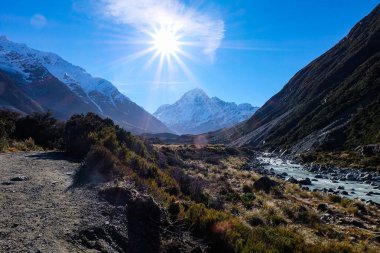 Güneşli, mavi bir kış gününde Yeni Zelanda 'nın güney adasındaki Mount Cook Ulusal Parkı' nda yürüyüş. 
