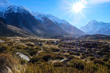 Güneşli, mavi bir kış gününde Yeni Zelanda 'nın güney adasındaki Mount Cook Ulusal Parkı' nda yürüyüş. 