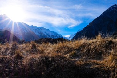 Güneşli, mavi bir kış gününde Yeni Zelanda 'nın güney adasındaki Mount Cook Ulusal Parkı' nda yürüyüş. 