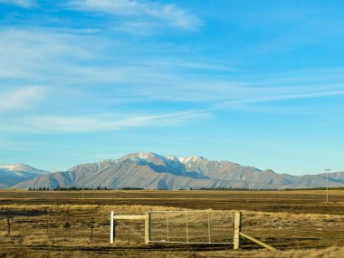 Tekapo Gölü 'nden Christchurch, Yeni Zelanda Güney Adası' na giden dağ manzarası 