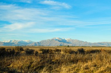 Tekapo Gölü 'nden Christchurch, Yeni Zelanda Güney Adası' na giden dağ manzarası 