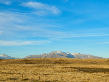 Tekapo Gölü 'nden Christchurch, Yeni Zelanda Güney Adası' na giden dağ manzarası 