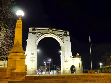 Geceleri Christchurch 'ün şehir merkezinde binalar ve mimari