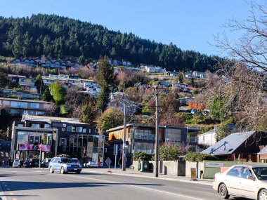 Queenstown rıhtım parkı, restoranlar ve şehir ticaret merkezi 
