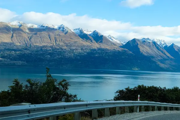 Wakatipu Gölü, NZ Güney adası, Queenstown, Yeni Zelanda boyunca Glenorchy 'ye doğru manzaralı bir yolculuk.