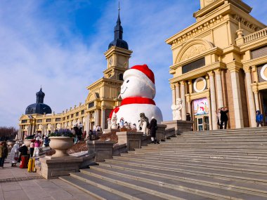 Harbin Müzikal Parkı 'ndaki dev kardan adam. Şehrin simgesi, Çin.